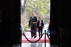 ACO, SRBINE! Narod oduševljeno dočekao Vučića pred Narodnom skupštinom (VIDEO)