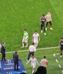 OVO NISTE VIDELI U PRENOSU Totalni haos na poluvremenu, palo hvatanje za vrat (VIDEO)