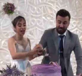 SNIMAK VENČANJA KOJI JE ZGROZIO SVET Mladoženja zgrabio mladinu glavu i najstrašnije je ponizio, internet gori od besa! (VIDEO)