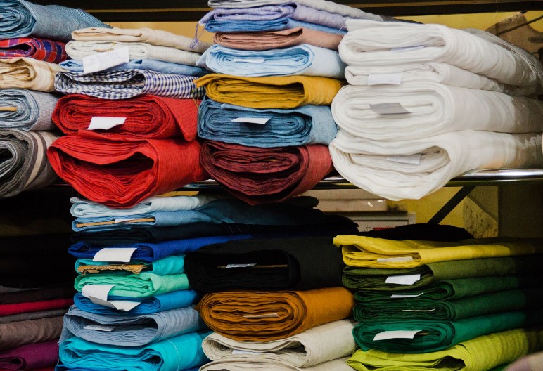 NIJE SVILA, A NIJE NI PAMUK Ovo je akva saten zbog kog Srpkinje stoje u redovima ispred prodavnica