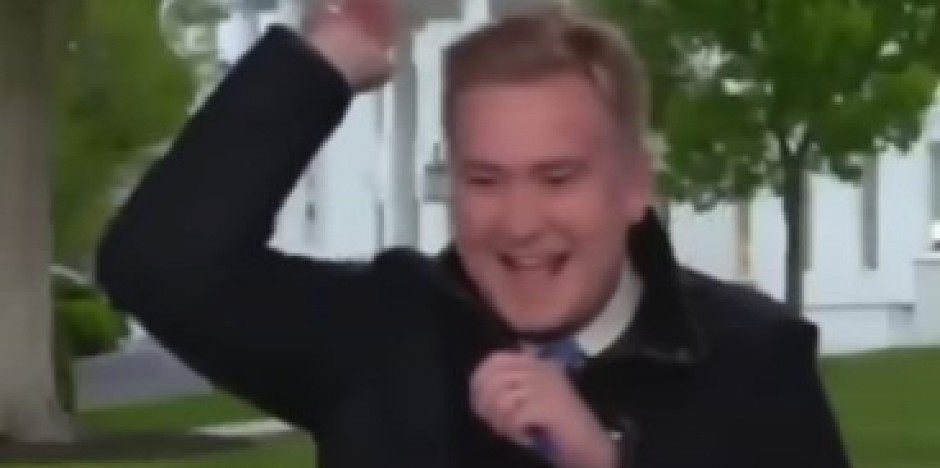 MAJKO MILA, KAKAV BLAM U PROGRAMU UŽIVO Voditelj čitao vesti, a onda mu se na glavu popeo uljez, gledaoci plakali od smeha! (VIDEO)