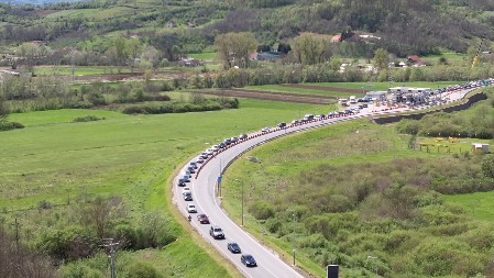 OGROMNE SAOBRAĆAJNE GUŽVE U SRBIJI Kolone se protežu kilometrima (FOTO)