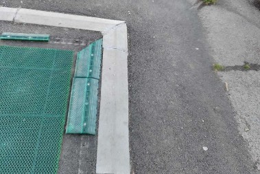 STANOVNICI BLOKA 70A OSTALI ZATEČENI PRIZOROM Vandali uništili dečije igralište, huligani divljali tokom noći!