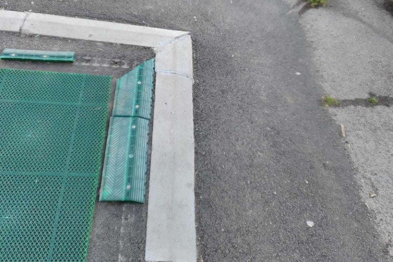 STANOVNICI BLOKA 70A OSTALI ZATEČENI PRIZOROM Vandali uništili dečije igralište, huligani divljali tokom noći!