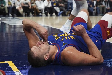 ISPLIVALO SVE NA POVRŠINU Ovo je razlog zašto je Jokić pobesneo na sudije: Srbin dobio udarac u glavu, pa zaradio tehničku (VIDEO)