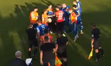 BRUKA U HRVATSKOJ Navijači uleteli na teren, najteže povređena žena (VIDEO)