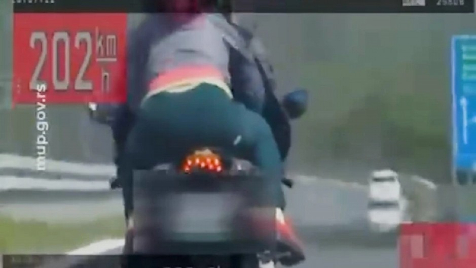 PRESRETAČ KOD VALJEVA SNIMIO NEVIĐENU SCENU Motoristu kod Valjeva zaustavila policija, a onda je usledio ŠOK (VIDEO)