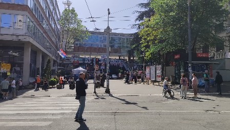 GRAĐANE MALTRETIRAJU, RADNICIMA NE DAJU ZA HLEB DA ZARADE I TO IM JE MNOGO ZABAVNO! Pogledajte kako se klibere i šta se sve dešava ispred RTS-a (FOTO)