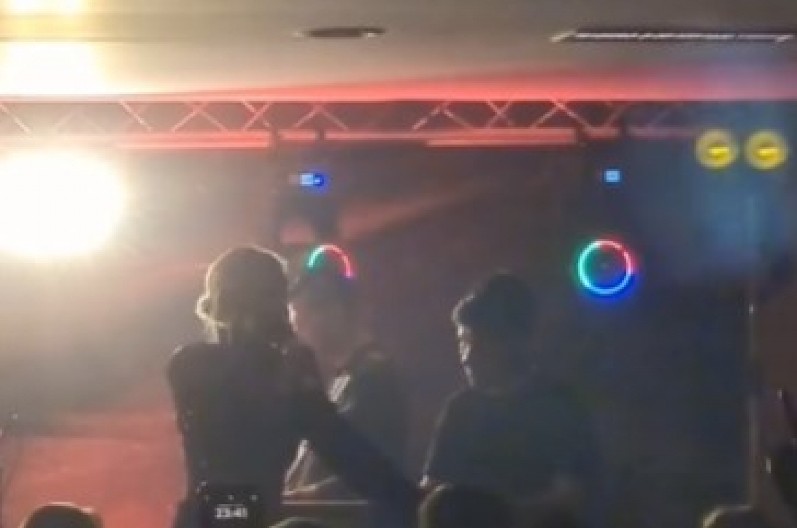 NATAŠA BEKVALAC HITNO PREKINULA NASTUP Sve zaustavila zbog devojke iz publike: "Želim da ti se nikada ne desi isto što i meni" (VIDEO)