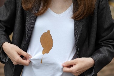 SIGURNO GA IMATE U KUPATILU Ovaj proizvod za čas briše mrlje sa odeće, a može da se koristi i za ove stvari