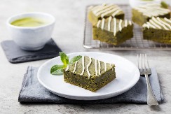 NEODOLJIVI KOLAČ SA PISTAĆIMA Osvežavajući desert kao osmišljen za proleće, bićete oduševljeni