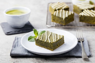 NEODOLJIVI KOLAČ SA PISTAĆIMA Osvežavajući desert kao osmišljen za proleće, bićete oduševljeni