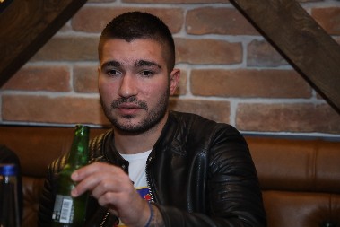 MIRKO ŠIJAN NA GOMILI SA MUŠKARCIMA U KREVETU! Procurila privatna fotka, leže jedan preko drugog (FOTO)