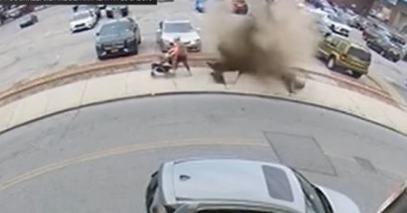 EKSPLODIRAO ŠAHT, MAJKA SA BEBOM "ZA DLAKU" IZBEGLA SMRT! Pogledajte trenutak od kog staje dah (VIDEO)