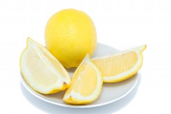 NEĆE SE ISUŠITI I BIĆE PUN SOKA  Na ovom mestu treba držati limun, produžićete mu rok trajanja