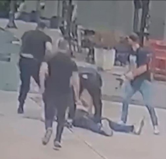 RANJENI DEJAN PADA, MUŠKARCI GA DIŽU I UBACUJU U KOLA Zastrašujući snimak nakon pucnjave na Novom Beogradu (VIDEO)