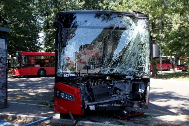 AUTOBUS 611 PROBIO OGRADU I PREŠAO U SUPROTNU TRAKU, JEDAN PUTNIK POVREĐEN Detalji udesa na autoputu u smeru ka Šidu