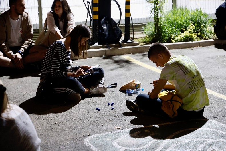 I DANAS BLOKADERI MALTERTIRAJU GRAĐANE Blokada RTS-a u 11-tom danu (FOTO)