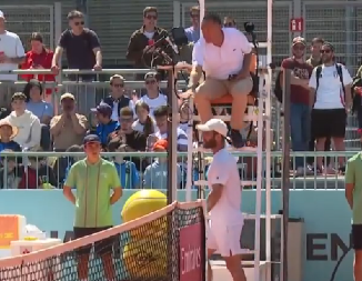 KAKAV SKANDAL Slomio reket, predao meč, a onda se užasno ponašao prema dečaku (VIDEO)