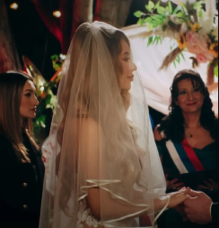 TEA TAIROVIĆ ZABLISTALA U VENČANICI Evo kako se pevačica snašla u ulozi mlade, jedan detalj ukrao svu pažnju (FOTO)