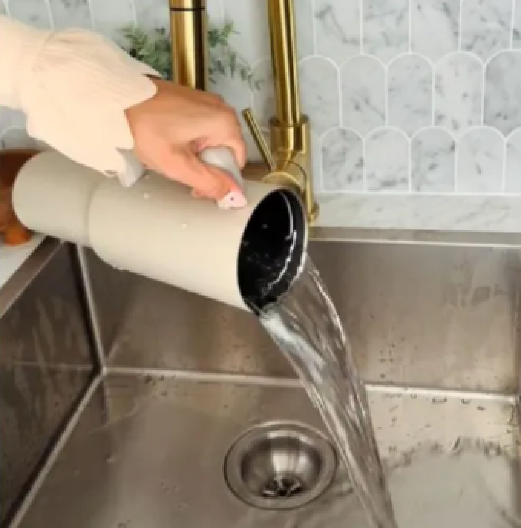 PRAZNU FLAŠU ISPERITE SAMO JEDNIM SASTOJKOM  Rešićete se neprijatnog mirisa i bakterija koje u njoj vrebaju