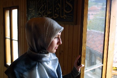 BADNJE VEČE I BAJRAM POD ISTIM KROVOM Albanka iz Prištine zbog Srbinа promenila veru – ali jedno je ipak zabolelo