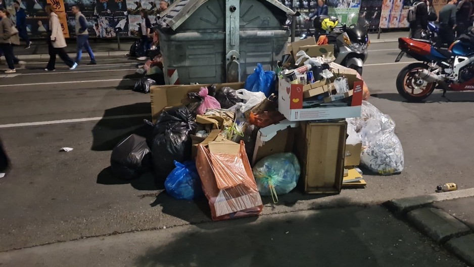 BLOKADERI ILI STOKA? Pogledajte na šta liči Takovska ulica zbog blokade RTS-a! SRAMOTA (FOTO)