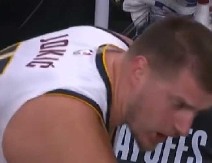NIKOLA POBESNEO Jokić urlao na saigrače i trenera (VIDEO)