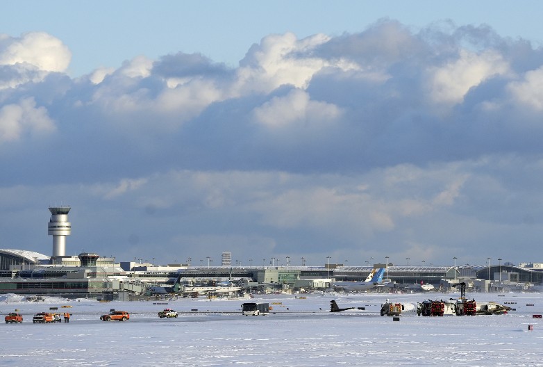 PUCNJAVA ISPRED TERMINALA U TORONTU Policija ga ubila na licu mesta!