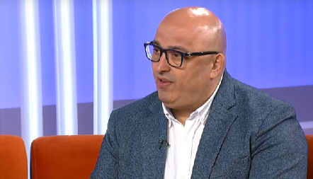 PUNA PODRŠKA ZA OVOG ČOVEKA! Dekan Fakulteta za sport i fizičko vaspitanje u Novom Sadu cepa studentske plakate, blokaderima smeta što samo želi da obavlja svoj posao! (FOTO)