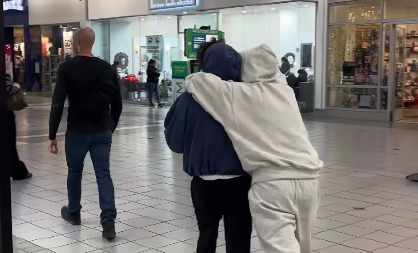 PONAŠAJU SE KAO DECA Slavni par šokirao fanove ovim pozama, muzičar stao na sve 4, a ona...