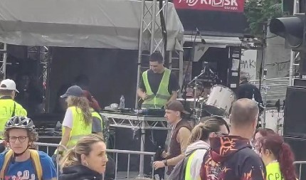 OVO JE NASILJE NAD STRADALIMA! Drže 15 minuta tišine posle DJ seta i celodnevne žurke! Užas! (VIDEO)