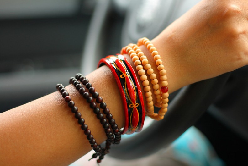 NE VOLE IH SVE ŽENE, ALI OVE GODINE SE OTIMAJU ZA NJIH 5 stilova narukvica koje će "podići" svaki autfit