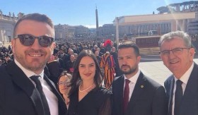 MILATOVIĆEV SELFI SA PAPINE SAHRANE: Predsednik Crne Gore zapalio mreže zbog fotografije iz Vatikana (FOTO)