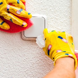 AMA SKIDA BAŠ SVAKU FLEKU SA ZIDA Poprskajte ovo sredstvo na mrlje, spadaju ko od šale