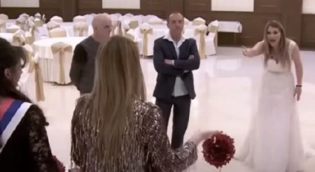 "GRADSKA SAM RIBA, A VI MI DOVELI SELJAKA IZ MEDVEĐE" Haos u emisiji, mlada napravila skandal, napala voditeljku i pocepala ugovor (FOTO)