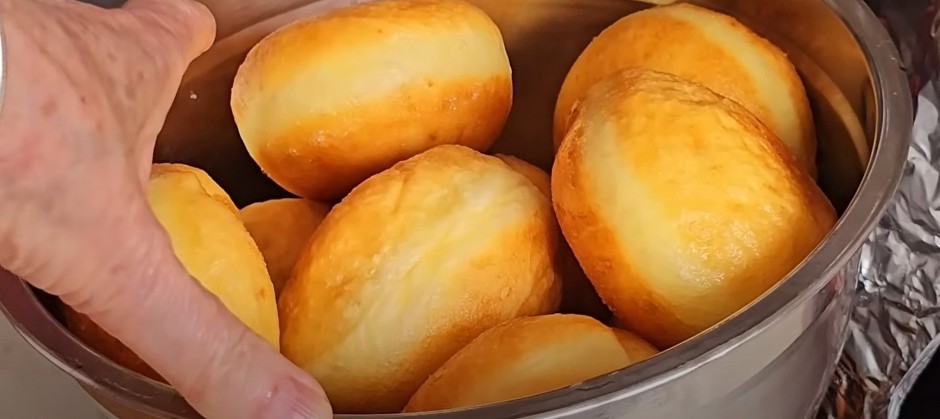 BIĆE LAGANE, ŠUPLJE I UKUSNE SA ŠIROKIM BELIM VENCEM U SREDINI Kako se prave vazdušaste krofne kakve su mesile naše bake, evo u čemu je caka