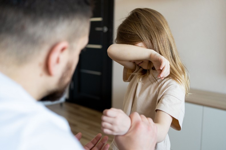 PEDOFIL IZ SUBOTICE ODVEO DEVOJČICU (7) U RADNJU DA BIRAJU ŽENSKE GAĆE! Vreba decu u naselju Radijalac