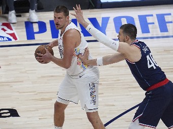 DŽOKEROV PLES U KOLORADU Ovo su najbolji potezi Jokića u važnoj pobedi nad Klipersima (VIDEO)