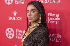 NAJOMRAŽENIJA ALBANKA U SRBIJI PONOVO ŠOKIRA Zmijska haljina uz telo sve otkrila - i mikro tange i gole grudi!