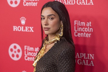 NAJOMRAŽENIJA ALBANKA U SRBIJI PONOVO ŠOKIRA Zmijska haljina uz telo sve otkrila - i mikro tange i gole grudi!