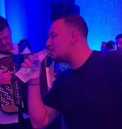 PEVAČ ZA REFREN PESME UZEO 3.000 EVRA! Svi oduševljeni onim što je uradio!