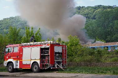 PRVE FOTOGRAFIJE SA MESTA POŽARA NA ŽELEZNIČKOJ STANICI Gore putnički vagoni, kulja gusti dim (FOTO)