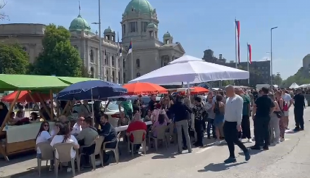 OVAKO SRBI PROSLAVLJAJU 1. MAJ ISPRED SKUPŠTINE! Plato pun štandova sa hranom, muzika odjekuje svuda: Građani veseli i nasmejani! (VIDEO)