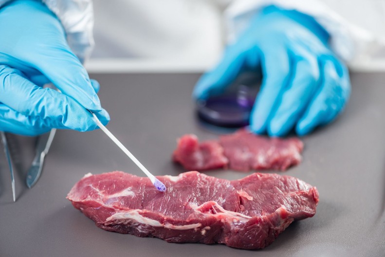 ODMAH SVI POMISLE NA ROŠTILJ, A NIKO NA JEDAN NAPITAK Ovo su simptomi trovanja hranom i pićem, ako primetite ovo — trčite kod lekara