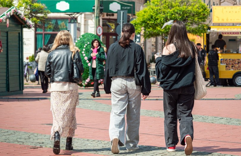 BEOGRAD KAO MODNA PISTA - OD KALDRME DO CATWALK-A Kako srpske trendseterke stapaju street style i visoku modu, iliti kako sa malo para izgledati kao "milion dolara"