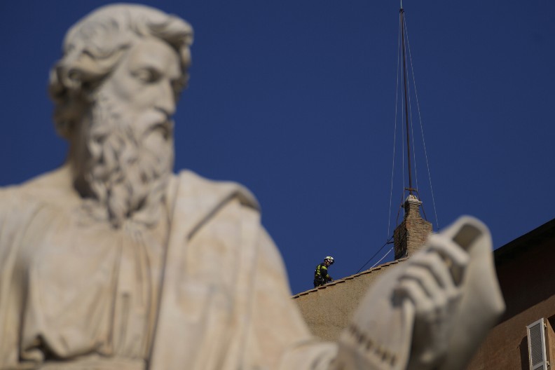VERNICI ČEKAJU DA VIDE BELI DIM IZ OVOG ODŽAKA Počele pripreme za izbor pape, najduža konklava trajala TRI GODINE (FOTO)