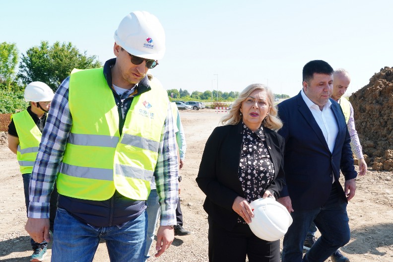 "HRABRIJE I ODLUČNIJE ĆEMO RADITI I GRADITI NAŠU ZEMLJU" Ministarka Sofronijević obišla radove na izgradnji pruge Zemun Polje - Nacionalni stadion
