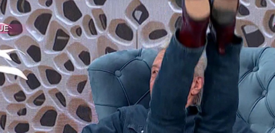 PEVAČ DIŽE NOGE U EMISIJI! Haos u programu, voditeljke u šoku, u studiju nastao muk! (FOTO)