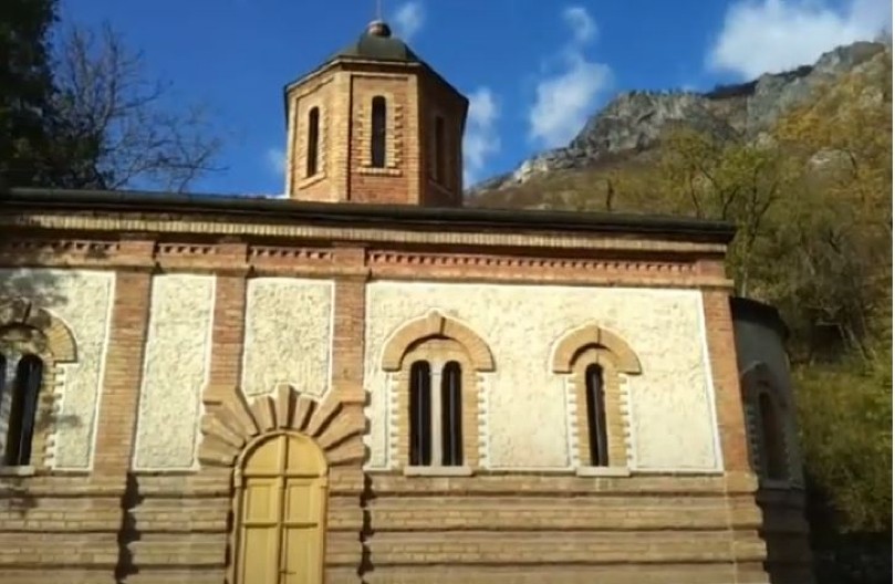 ŽIVE ZAKOPANE DEVOJKE U VENČANICAMA Za ovaj manastir se veže jeziva legenda